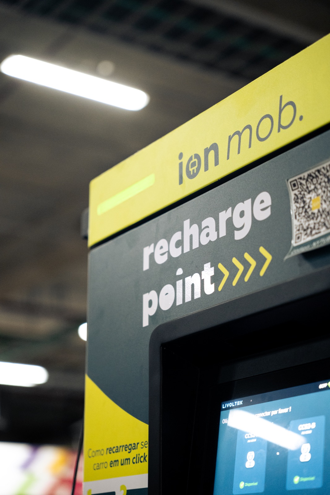 Estação ION Recharge Point com identidade visual destacada